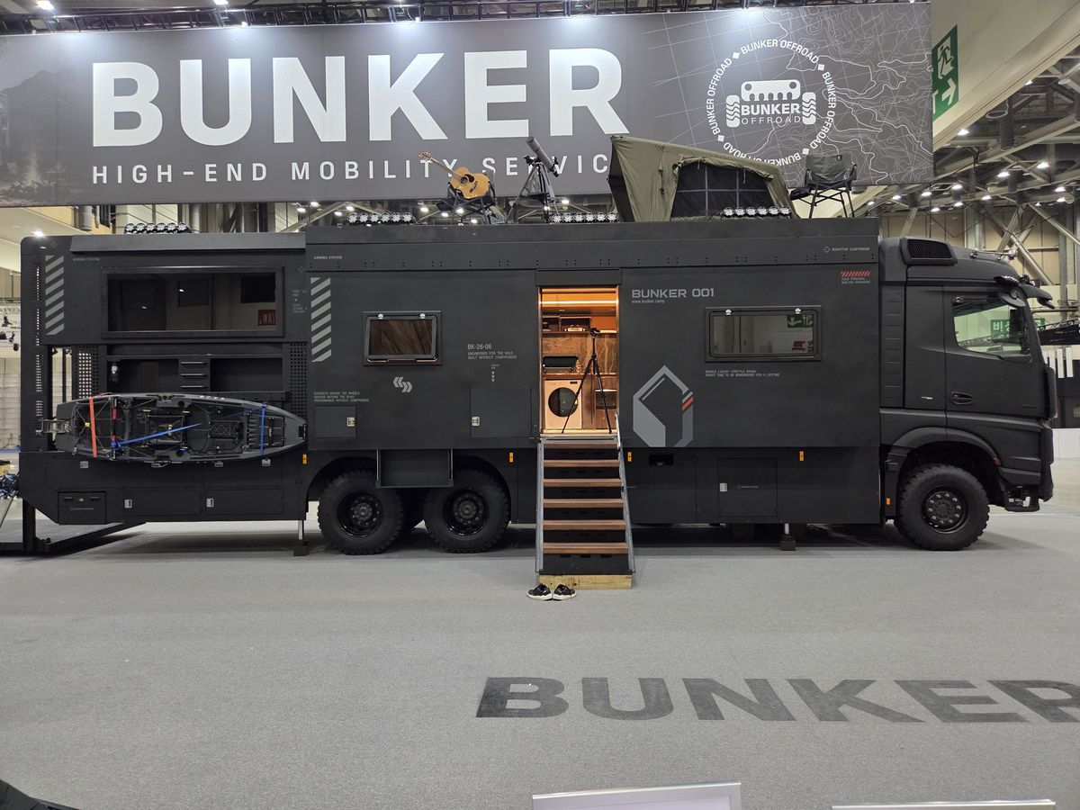 BUNKER 플래그십 모터홈 실차 — 사이드 도어